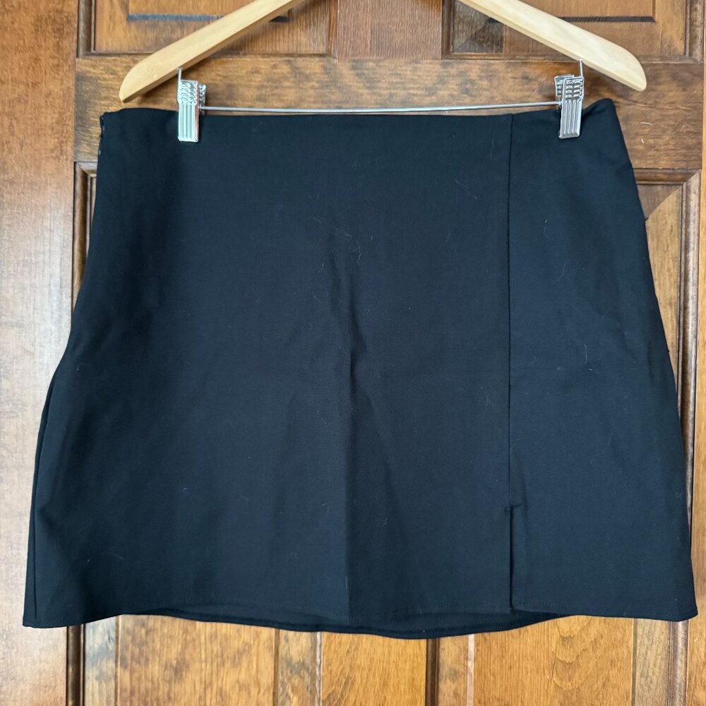 Old Navy Black Mini Skirt w/Side Zipper Large